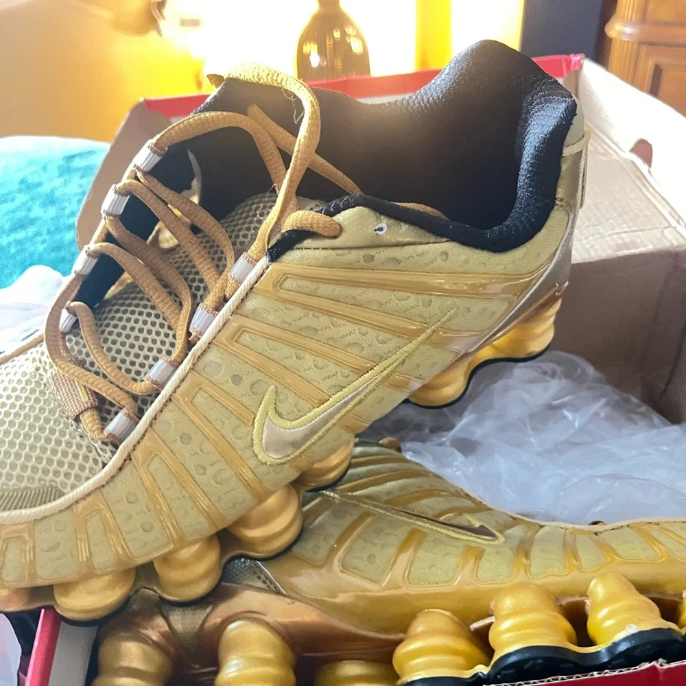 New Nike Men’s Gold/Yellow Shox Running Shoe size 9.5. Beautiful! - Picture 2 of 7